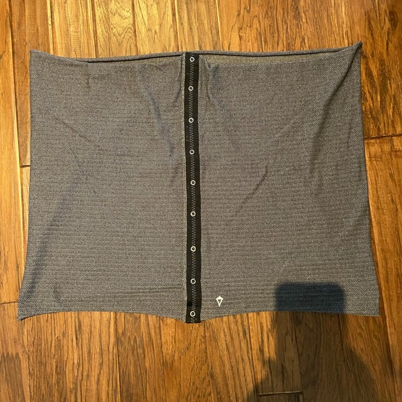 Ivivva Village Chill Infinity Scarf Gray Chevron Snap Closure - Picture 2 of 5